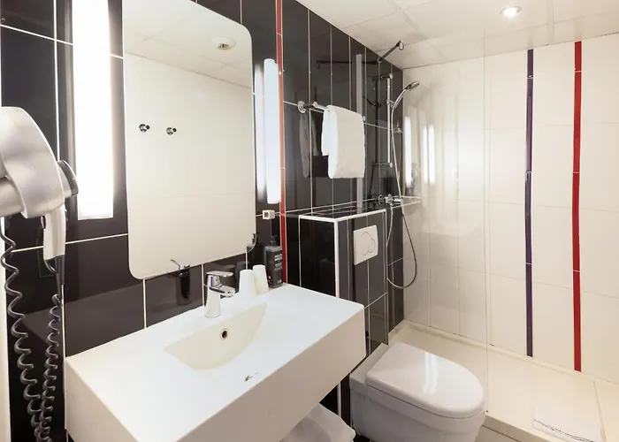 Отель Accueil Pigalle Montmartre 3*