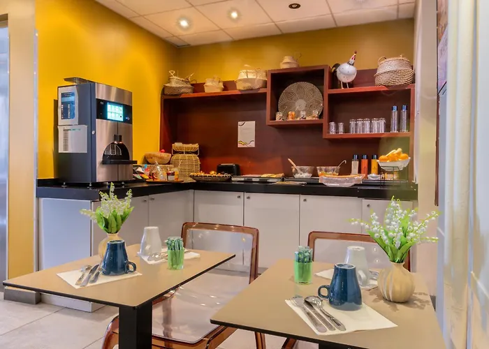 Отель Accueil Pigalle Montmartre 3*