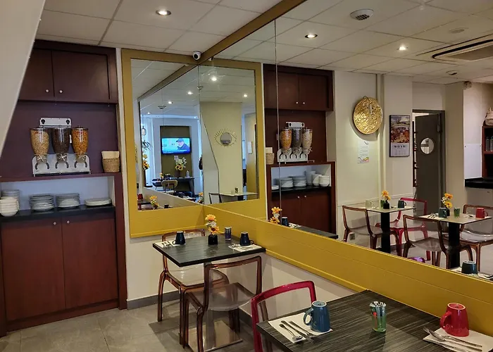 Отель Accueil Pigalle Montmartre